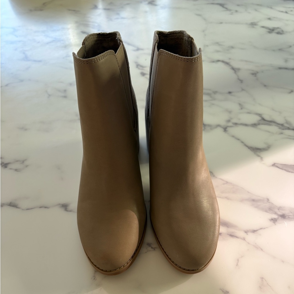 Toms Evelyn Chelsea Dune Leather Boot Chic Tan Ankle Booties BNIB NWT